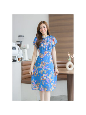 kudapy เดรสสั้นสีฟ้า ผ้าชีฟองลายดอก แต่งระบายช่วงไหล่และมีดีเทลแต่งกระดุมผูกโบว์ สวยหวานลงตัว
