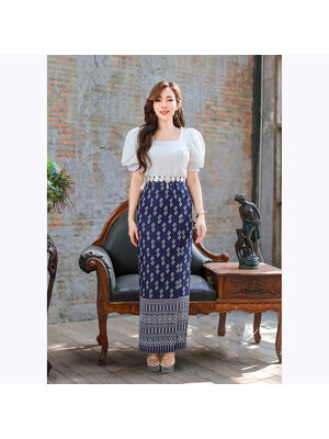 kudapy ชุดเซทสีขาว เสื้อคอตตอนปักฉลุ คอทรงเหลี่ยม แขนเจ้าหญิง จั้มปลายแขน เนื้อผ้านิ่ม ใส่สบาย มีซับใน มีซิปซ่อนหลัง ผ้าถุงสำเร็จรูปลายขอเจ้าฟ้า เ