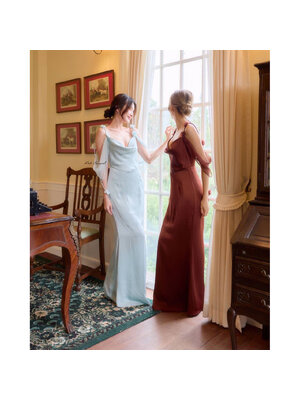 kudapy เดรสซาตินคอถ่วงเสริมหุ่นให้ดูเพรียวสวย เสน่ห์แห่งความอ่อนหวานที่ถูกถ่ายทอดผ่านซิลูเอตต์พลิ้วไหว ดีเทลโชว์ไหล่และสายผ้าบางเบาให้ลุคที่หรูหรา