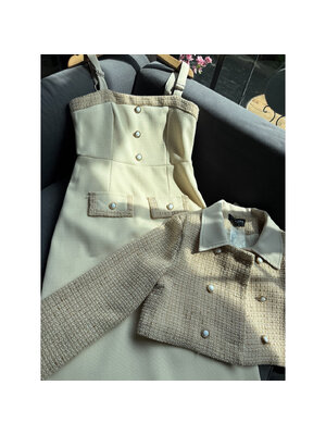 kudapy เซ็ทเดรส+เสื้อครอปสั้น เดรสมีซับในทั้งชุดเดรสใช้ผ้าทวิตญี่ปุ่น ด้านหน้าแต่งกระดุม 3 เม็ดเพิ่มความน่ารัก แต่งกระเป๋าหลอกซ้าย ขวา ซิปหลัง