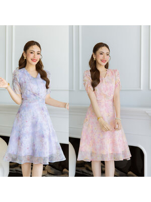 kudapy เดรสผ้าไหมชีฟอง บางเบามีประกายวิ้งค์ๆ ผ้าสีสวยมาก เนื้อผ้าจะโปร่งแสง ดีเทลช่วงแขนเย็บจั้มสวยมีเลเยอร์ ช่วงเอวตีเกล็ด