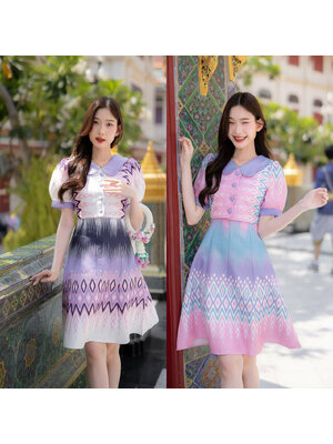 kudapy เดรสสั้นสีขาว/สีชมพู ผ้าลายไทยคอหยักแต่งกระดุมทรงบาน