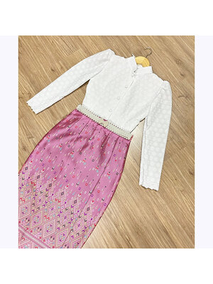 kudapy ชุดเซทเสื้อลูกไม้คอหยักแขนยาว แต่งกระดุมหน้าเรียงเม็ดเก๋ๆ เนื้อผ้าลูกไม้ฝรั่งเศส าพร้อมกับผ้าถุงสำเร็จรูป ซิปหลัง ไหมแพรทิพย์ทอลาย อัดกาว