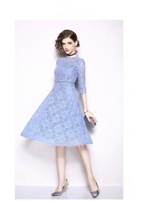 เดรสผ้าลูกไม้เนื้อนิ่มสีฟ้า แขนยาวสามส่วน คอเสื้อ หน้าอก เอว และชายกระโปรงแต่งด้วยผ้าถักโครเชต์รูปวงกลม