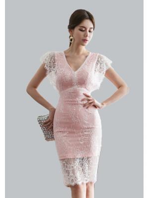 ชุดเดรสผ้าลูกไม้ขาวซับในสีชมพู ไหล่บ่าล้ำ คอวี เดรสทรงตรงสอบ