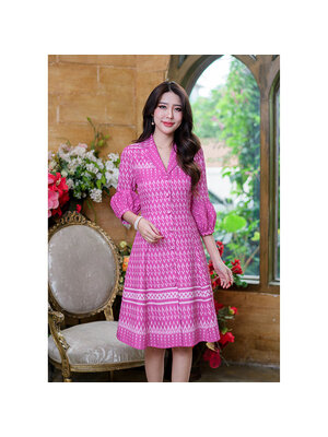 kudapy เดรสสั้นสีชมพูสด ลายไทยลายขอ ดีไซน์คอปกกระดุมหน้างานกระดุมใช้งานได้จริง ช่วงแขนเป็นงานทรงแขนบอลลูน ปลายแขนพองกลมสวยมาก