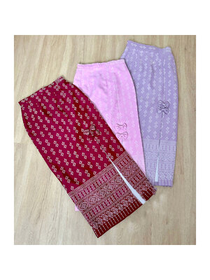 kudapy ผ้าถุงทอลายแต่งโบว์ ผ่าหน้าผ้าถุงสำเร็จรูป ซิปหลัง ลายขอ ผ้าทอ ผ่าหน้า แต่งโบว์ อัดกาวทั้งชุดจ้า