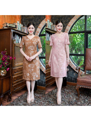 kudapy เดรสสั้นสีน้ำตาล/สีชมพู ผ้าลูกไม้อัดกาวทั้งชุด ทรงแขนสั้นคอวี ด้านหน้าแต่งด้วยกระดุมมุก