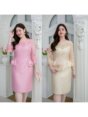 kudapy เดรสสั้นสีชมพู/สีครีม ผ้าไหมเนื้อเบา แต่งลูกไม้ปักลายช่วงอก แขนยาวห้าส่วน ทรงสวยดูหรูหรา ช่วงเอวแต่งระบายเป็นดีไซน์เอวดีดสองชั้น