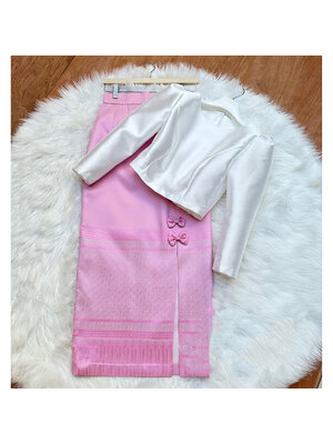 kudapy เสื้อผ้าไหมแขนยาวนวล +ผ้าถุงสีชมพูผ้าหน้า ไหล่ยกจีบ แพทเทิร์นเป๊ะ เข้ารูป อัดกาว มีซิปหลัง ผ้าถุงสำเร็จรูป สีชมพูหวาน