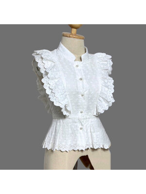 kudapy เสื้อลูกไม้สีขาวแต่งระบายไหล่ แต่งกระดุมหน้า ทิ้งชายเสื้อระบาย พรางหุ่นได้ดีมากค่ะ