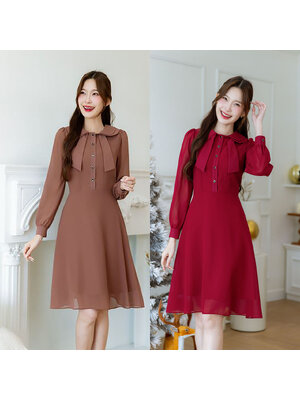 kudapy เดรสสั้นสีแดง/สีน้ำตาล ชีฟองแขนยาว สวยเรียบหรู มีดีเทลคอปกสองชั้นเป็นโบว์ มีกระดุมใบโคลเวอร์ช่วงอก เปิดได้จริง