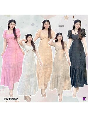 kudapy เดรสยาว แขนสั้น มีแต่งระบายเล็กๆที่แขน ใส่ยางสม็อคด้านหลัง กระโปรงใส่ระบายใหญ่