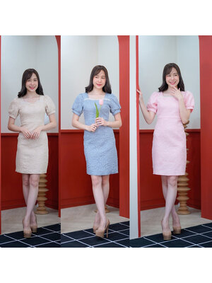 kudapy เดรสสั้นสชมพู/สีฟ้า/สีน้ำตาล ลายนูนแขนจั๊มอกแต่งลูกไม้