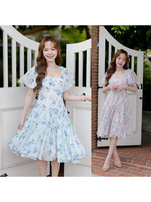 kudapy เดรสสั้นสีฟ้า/สีครีม คัตติ้งช่วงอกดีไซน์คอเหลี่ยม (square neckline) เปิดโชว์ช่วงบ่าหวานแบบคลาสสิก แอบแฝงความเซ็กซี่ แขนเสื้อทรงระบาย