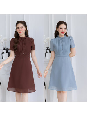 kudapy เดรสผ้าพื้นชีฟอง เย็บเป็นเกล็ดแนวตั้งด้านหน้าและขอบเอวแนวนอน ช่วงคออัดพลีทสวยมีวอลุ่ม แต่งโบว์และแต่งกระดุม