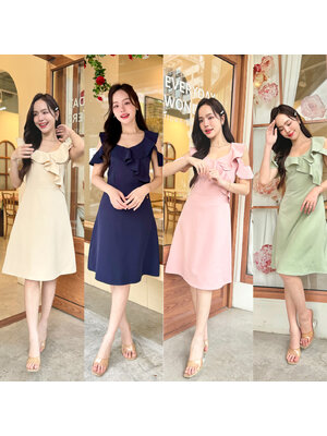 kudapy เดรสสั้นสีเขียวมัทฉะ/สีสีครีม/สีกรม/สีชมพู ทรงเว้าไหล่ เพิ่มความ feminine ด้วยการแต่งระบาย ด้านหน้า และที่แขน ต่อด้วยกระโปรงทรงเอความยาวคลุมเข่า