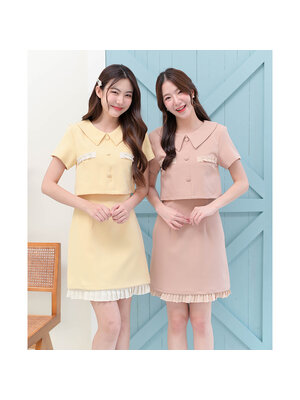 kudapy เดรสสั้นสีโอรส/สีเหลือง แขนสั้น คอปกดีไซน์เก๋เหมือนใส่แยกชิ้น ดต่อกลางลำตัวติดกระดุมปั๊ม แต่งระบายพลีทที่อกและชายซับใน