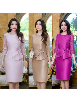 kudapy เดรสสั้นสีน้ำตาลทอง/สีชมพู/สีชมพูบานเย็น ผ้าไหม ต่อแขนลูกไม้ห้าส่วน ช่วงเอวแต่งระบายทวิสและโบว์เล็กๆ รอบคอแต่งลูกไม้ ดีเทลเยอะ