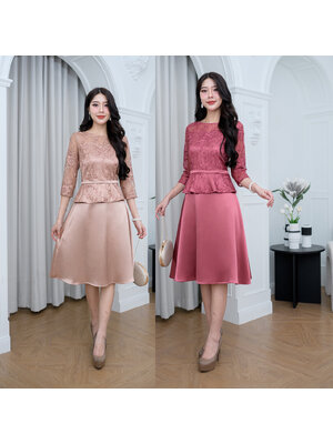 kudapy เดรสสั้นสีแดงอมชมพู/สีน้ำตาล กระโปรงเป็นผ้าเงาพริ้วสวย ตัวเสื้อเป็นผ้าลูกไม้ใยบวบปักดอกไม้ลายสวย ดีเทลเข็มขัดเป็นผ้าเย็บติดสำเร็จให้