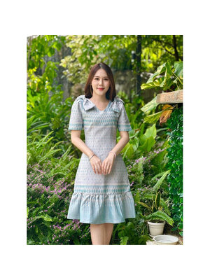 kudapy เดรสสั้นผ้าลายไทยสีฟ้าอมเขียวพิมพ์ลายไทย แต่งโบว์ที่ไหล่ อัดกาวทั้งชุด ใส่สบายค่ะ