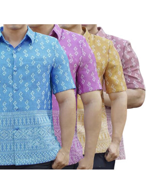 kudapy เสื้อผ้าไหมลายขอ คอปก สีชมพูกลีบบัว,สีเหลืองทอง,สีชมพูกะปิ,สีฟ้าข้ม,ม่วง,เขียวพาสเทล,,,เสื้อผ้าไทยผู้ชาย ผ่าหน้า แขนสั้น มีกระเป๋าด้านซ้ายบน (อัดผ้ากาว มีฟองน้ำเสริมไหล่)