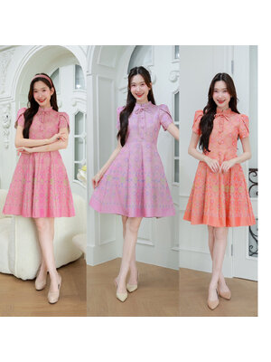 kudapy เดรสไทยทรงบานแขนกลีบบัวคอจีนแบบตั้งเล็กๆพร้อมผูกโบที่คอเสริมลุคให้ดูน่ารักมีสไตล์หวานผสมวินเทจ