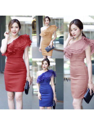 kudapy เดรสสั้นไหล่เฉียง แต่งระบายผ้าแก้ว ตัวเดรสงานผ้าซาร่า มีซิปข้าง ตีเกล็ดหน้า-หลัง เอวไม่สม็อค