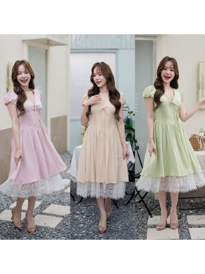 kudapy เดรสพาสเทลสไตล์เกาหลีกลิ่นอายความอบอุ่นแบบสาวโซลในวันสบาย ๆ คัตติ้งสวยตัวเดรสเป็นทรงคอร์เซ็ตช่วงลำตัว ดีไซน์จับจีบช่วงเอวให้ดูมีเชฟ