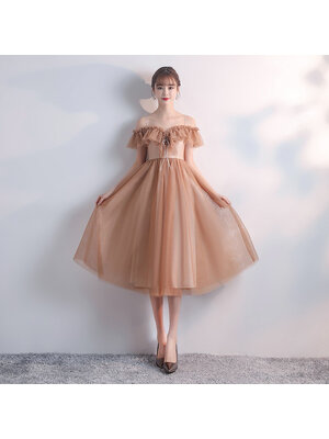 kudapy ชุดราตรีออกงานคลุมเข่าสีน้ำตาล สายเดี่ยว หน้าอกเป็นแบบผูกได้ ผ้ามุ้งระบายเปิดไหล่ ด้านหลังลำตัวเป็นซิป กระโปรงผ้าโปร่ง มีซับใน