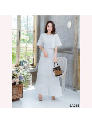 kudapy ชุดงานเซตสีขาว เสื้อคร้อปสั้น มาคู่กันกับ กระโปรงเอวสูงแต่งระบายชายผ้าทิ้งตัว ทรงสวยตามแบบค่ะ