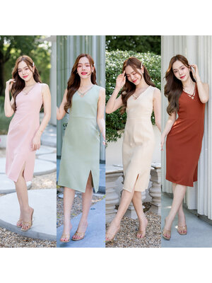 kudapy เดรสสั้นสีชมพู ครีม เขียวมัทฉะ ส้มอิฐ ช่วงเสื้อเป็นทรงคอวี แต่งด้วยสายเส้นสปาเกตตี้เส้นเล็กๆ จากบ่าลงมาไขว้ Cross กันที่ช่วงอก ต่อด้วยกระโปรงทรงตรงยาวคลุมเข่า