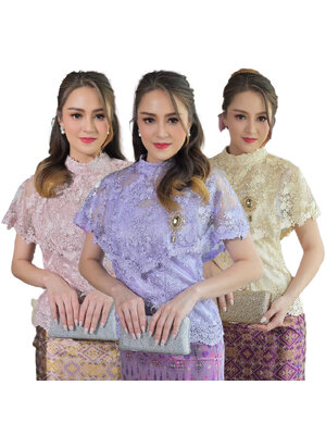 kudapy เซทเสื้อลูกไม้ใยบวบสีครีม สีม่วง สีชมพู ทรงแขนระบายดอกลอย ผ้าถุงไหมแพรวากาฬสินทร์สำเร็จรูปอัดกาว