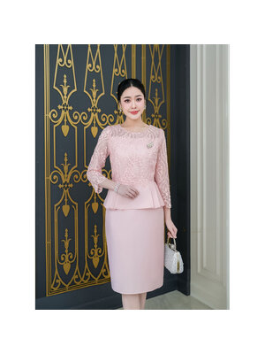 kudapy เดรสสั้นสีชมพูโอรส ผ้าไหม ดีไซน์ด้านบนเป็นลูกไม้ แขนห้าส่วนยาวกำลังดี ช่วงเอวแต่งทวิสระบาย ตกแต่งลูกไม้ด้านหน้าช่วงเอว