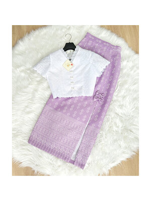 kudapy เสื้อคอตตอนสีขาว +ผ้าถุงสีม่วง แพทเทริน์น่ารัก กระดุมมุกด้านหน้า ผ้าถุงสำเร็จรูป ซิปหลัง ลายขอ ผ้าทอ ผ่าหน้า แต่งโบว์