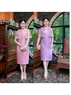 kudapy เดรสสั้นสีชมพู/สีม่วง ผ้าไหมญี่ปุ่นดีไซน์คลุมไหล่ ผ้าไหมอัดกาว ช่วงบนเป็นงานผ้าลูกไม้ปักลายดอกไม้