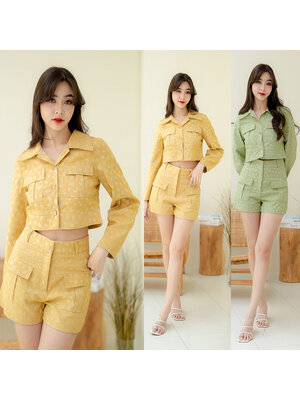 kudapy ชุดเซ็ท 2 ชิ้นสีเหลือง/สีเขียว เสื้อแขนยาวลายหัวใจ ใส่คู่กับกางเกงขาสั้นทำให้ดูขาเรียว สีโทนละมุนดีต่อใจ เหมาะกับการใส่ไปคาเฟ่แบบชิคๆ