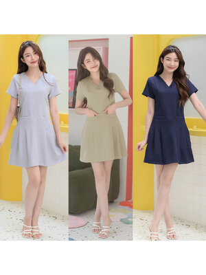 kudapy เดรสแขนสั้นคอวี ดีไซน์กระเป๋าหน้าจับจีบทวิสเพิ่มกิมมิคความน่ารัก แต่ยังคงเน้นความใส่สบาย เนื้อผ้าหนานุ่มมีน้ำหนัก