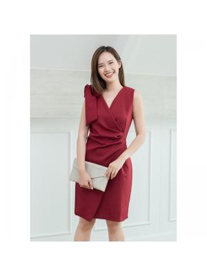 kudapy เดรสสั้นสีแดง ช่วงไหล่แต่งโบว์ใหญ่ที่ไหล่ จับเดรปที่เอว1 ด้าน ประโปรงป้ายด้านหน้า ตัวนี้เป็นป้ายหลอกๆ