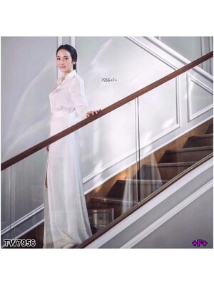 kudapy ชุดเดรสคอเชิ้ตยาวสีขาว เรียบหรูดูดี ชุดเดรสเชิ้ตสีขาวตัวยาว ทรงสวย แต่งผ่าด้านหน้าทำให้ช่วงขาดูเรียว