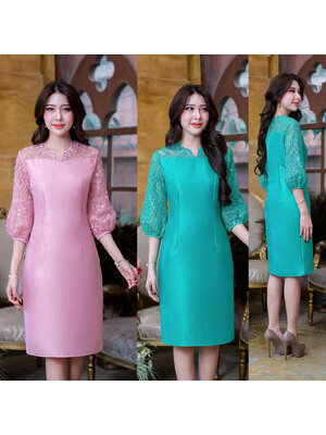 kudapy เดรสสั้นสีชมพู/สีเขียวสด ผ้าไหมญี่ปุ่น แต่งแขนและอกด้วยผ้าลูกไม้ปักลายกุหลาบ ตกแต่งเลื่อมวิ้ง แขนบอลลูน คอแต่งด้วยผ้าเชิงลูกไม้