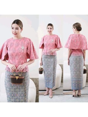 kudapy เซ็ตเสื้อลูกไม้ใยบวบสีชมพูแต่งระบายแขน + ผ้าถุงทอลายสีเทาฟ้า งานทอลายอย่างดี เก็บทรงสวยตามแบบค่ะ