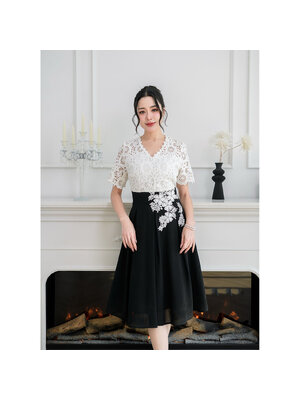 kudapy เดรสลูกไม้ถักเนื้อดีทอลายแน่นๆ เนื้อผ้านิ่มรุ่นนี้ลูกไม้ไม่เงา เอวตกแต่งดอกไม้ลูกไม้สวยงาม ช่วงกระโปรงเป็นผ้าพริ้วชิฟฟ่อน