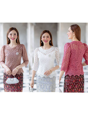 kudapy (เฉพาะเสื้อ) เสื้อลูกไม้สีน้ำตาล/สีขาว/สีชมพู ตัวเสื้อใช้ผ้าลูกไม้ใยบวบเนื้อดีลายลูกไม้แน่นทั้งตัว คอกลมสูง ตัวเสื้อมาพร้อมซับในเนื้อดีในตัว มีซิปหลังสวมใส่ง่าย