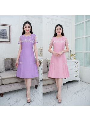 kudapy เดรสสั้น ผ้าไหมกระโปรงทวิสลูกไม้ปัก กระโปรงเป็นทรงเอ ด้านข้างทำเป็นจีบทวิสทั้งสองข้าง แต่งลูกไม้ดอกไม้ทูโทนประดับทั้งสองด้าน