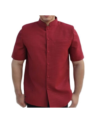 kudapy เสื้อคอพระราชทาน เสื้อท่านชายผ้าไหมสีแดงไวน์ ผ่าหน้า แขนสั้น มีกระเป๋าด้านซ้ายบน (อัดผ้ากาว มีฟองน้ำเสริมไหล่)