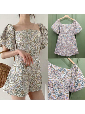 kudapy จั้มสูทสีขาวอมเขียว กางเกงลายลายกระเบื้องโมเสค ทรงน่ารักคอเหลี่ยมแขนพอง มีกระเป๋าซ่อนด้านข้าง งานติดซับในตัว