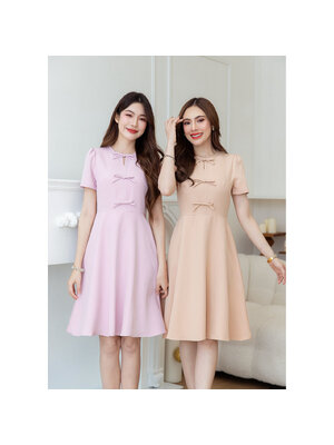 kudapy เดรสสั้นสีชมพู/สีครีมเบจ ผ้าพื้นแต่งโบว์ แต่งโบว์ช่วงอก โทนสีสวยละมุน ผ้าพื้นทิ้งตัวสวย