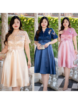 kudapy เดรสเสื้อลูกไม้ ด้านหน้าแต่งกระดุม ช่วงเอวเป็นชั้นเพิ่มดีเทลสวยงาม ส่วนกระโปรงเป็นผ้าเครปซาตินเนื้อผ้ามันเงาบานพริ้ว