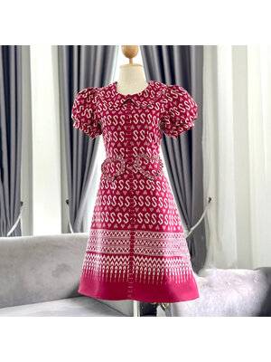 kudapy เดรสสั้นสีแดง ผ้าทอลายขออัดกาวทั้งชุด แขนตุ๊กตา คอบัว แต่งหัวใจ น่ารักๆ มีซิปซ่อนหลัง